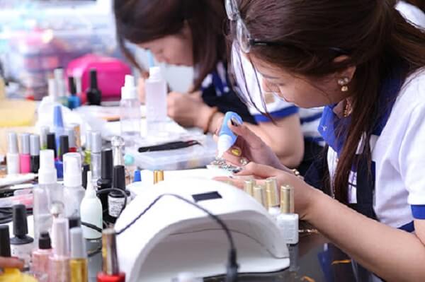 Có nên học nghề nail hay không, học nghề Nail liệu tương lai có khả quan, làm nail lương bao nhiêu? 2 Tổng quan về nghề nail để nhận định có nên học nghề nail hay không?