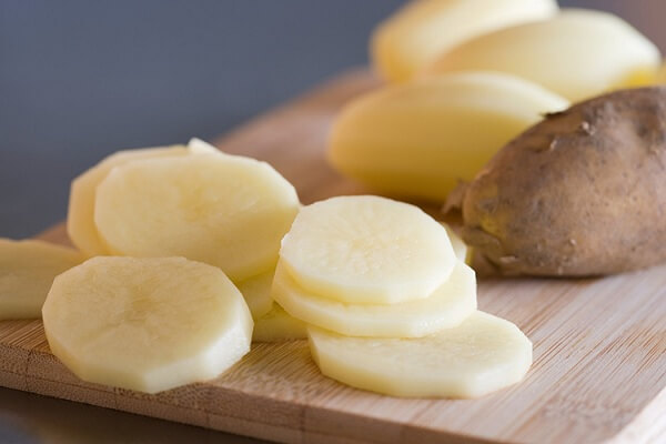 Dùng khoai tây để trị mụn đầu đen ở mũi