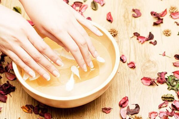 Cách làm sạch móng tay trắng hồng cho bạn gái