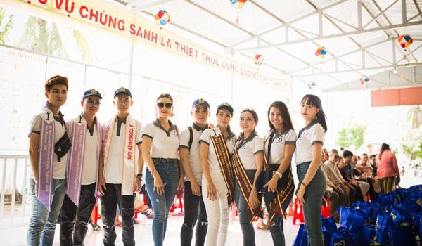 Hành trình nhân ái, vẻ đẹp tỏa sáng từ tâm của dàn Hoa hậu, Nam vương doanh nhân thế giới 2019 1 Các Hoa hậu, Nam vương doanh nhân Thế giới 2019 trong chuyến từ thiện thăm hội người mù tại huyện Mỏ cày nam, tỉnh Bến Tre.