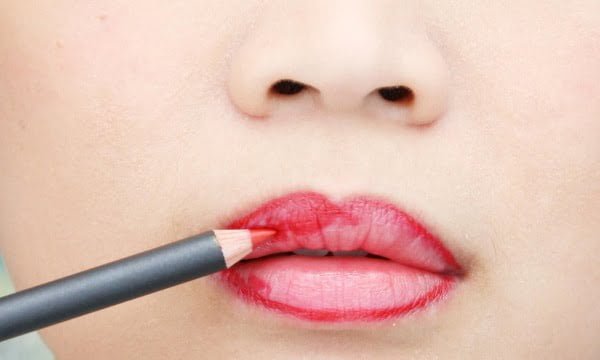 Đâu là cách giúp son bóng bám lâu hơn trong những ngày hè 2 Đâu là cách giúp son bóng bám lâu hơn trong những ngày hè