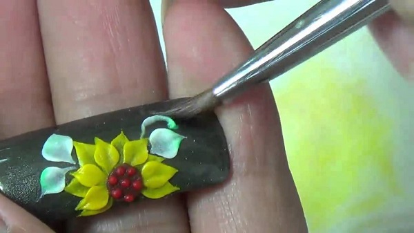 Bạn đã biết cách vẽ nail hoa hướng dương cực nhanh chưa?