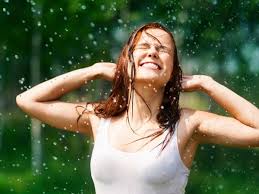 Các tips chăm sóc da cho ngày mưa chị em nên biết