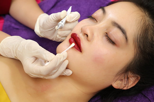 Phun xăm thẩm mỹ có đau và những yếu tố ảnh hưởng đến quá trình sưng đau