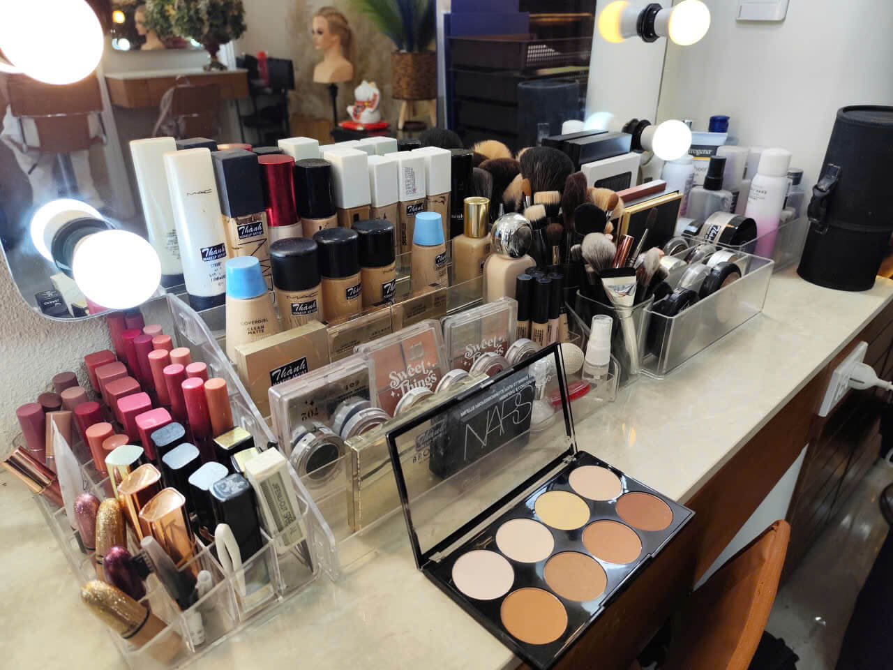 Bảng kem nền đa năng trong cốp đồ make up chuyên nghiệp. Bảng kem nền đa năng trong cốp đồ make up chuyên nghiệp.